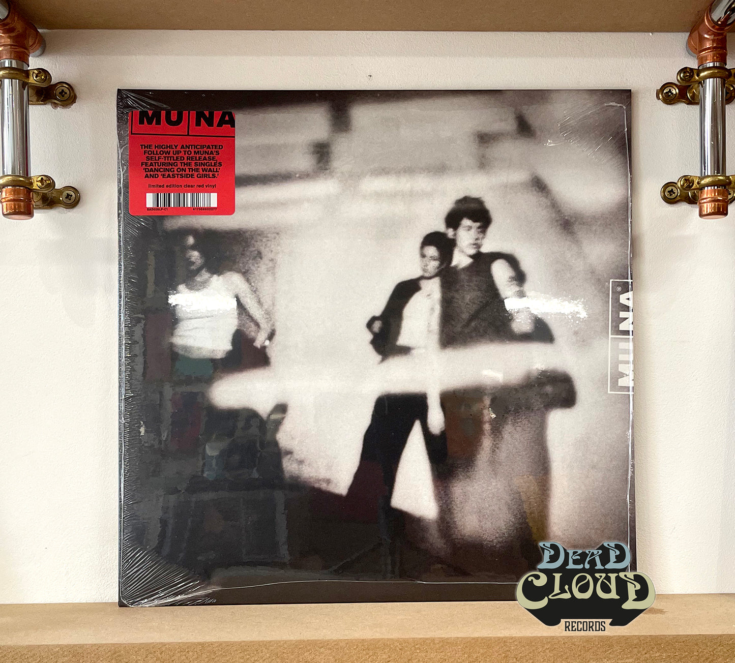 Muna – Dancing On The Wall