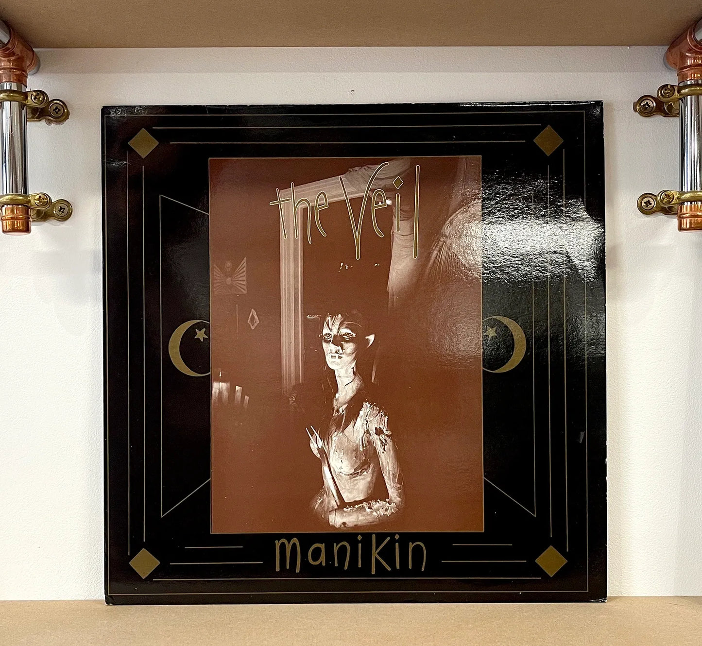 The Veil – Manikin