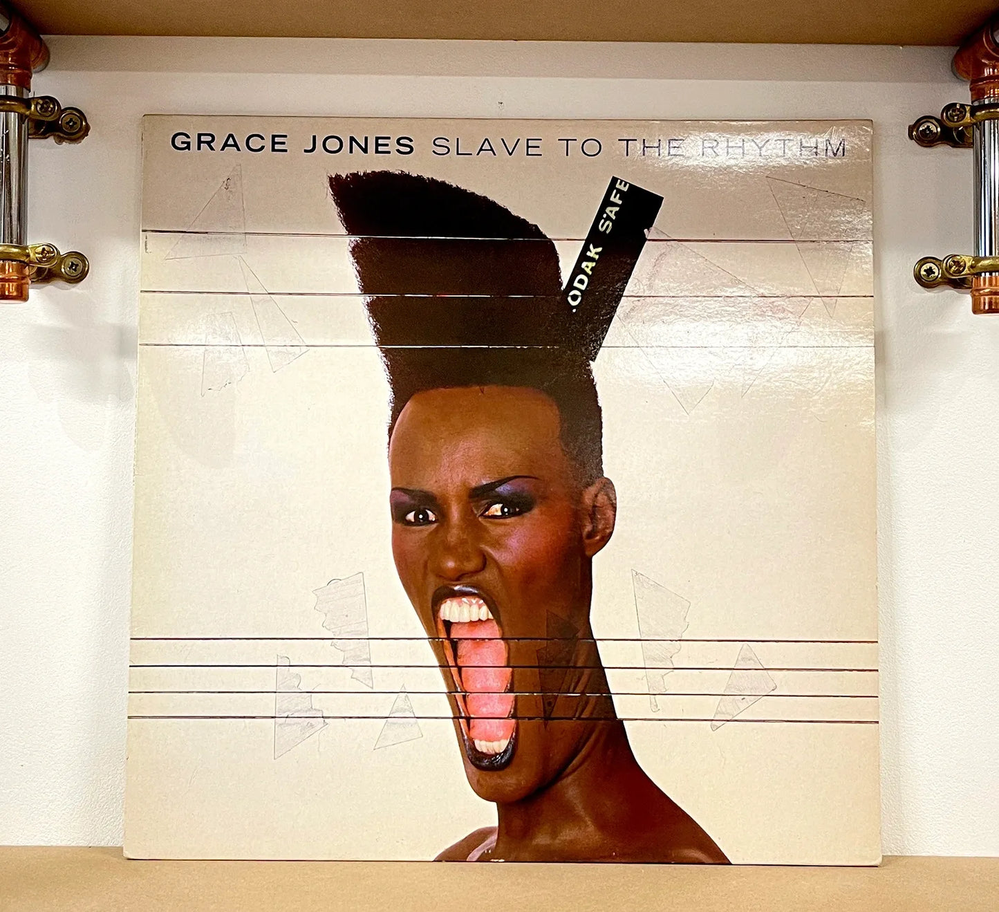 Grace Jones – Slave To The Rhythm