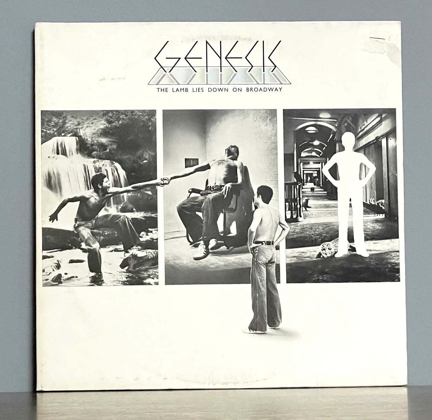 Genesis – The Lamb Lies Down On Broadway