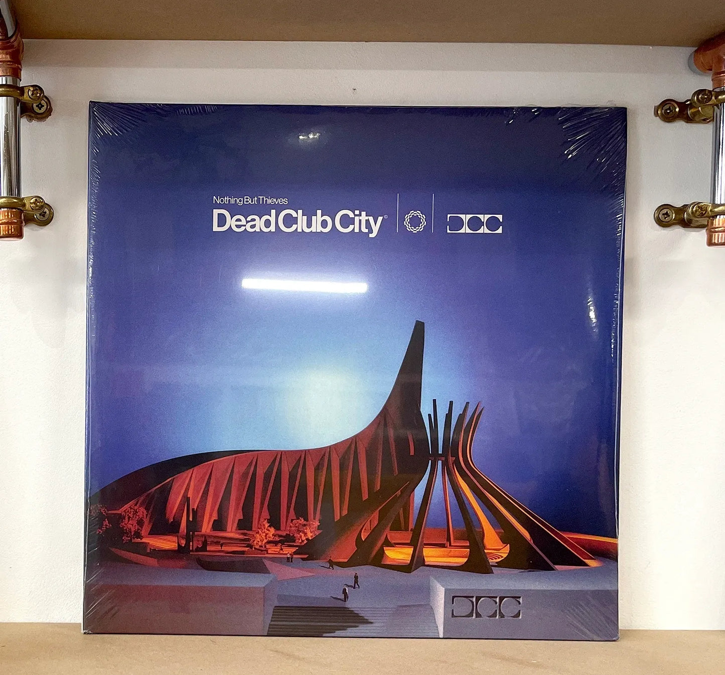 Nothing But Thieves – Dead Club City